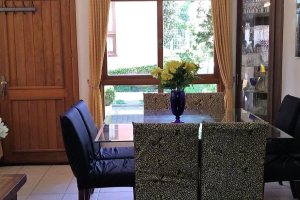 Casa em Condomínio à venda com 148m², 3 dormitórios, 1 suíte, 2 vagas, no bairro Guarujá em Porto Alegre