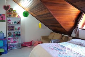 Casa em Condomínio à venda com 148m², 3 dormitórios, 1 suíte, 2 vagas, no bairro Guarujá em Porto Alegre