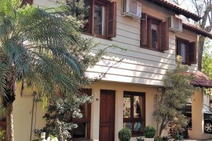 Casa em Condomínio à venda com 148m², 3 dormitórios, 1 suíte, 2 vagas, no bairro Guarujá em Porto Alegre