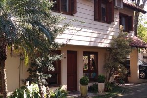 Casa em Condomínio à venda com 148m², 3 dormitórios, 1 suíte, 2 vagas, no bairro Guarujá em Porto Alegre