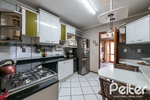 Casa em Condomínio à venda com 233m², 3 dormitórios, 1 suíte, 5 vagas, no bairro Ipanema em Porto Alegre