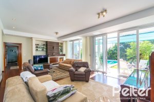 Casa à venda com 530m², 4 dormitórios, 2 suítes, 2 vagas, no bairro Vila Assunção em Porto Alegre