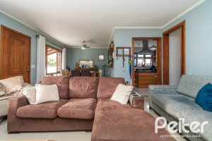 Casa à venda com 160m², 3 dormitórios, 1 suíte, 4 vagas, no bairro Ipanema / Imperial Parque em Porto Alegre