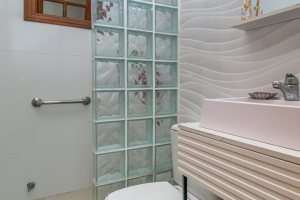 Casa à venda com 160m², 3 dormitórios, 1 suíte, 4 vagas, no bairro Ipanema / Imperial Parque em Porto Alegre