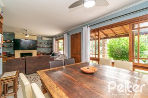 Casa à venda com 160m², 3 dormitórios, 1 suíte, 4 vagas, no bairro Ipanema / Imperial Parque em Porto Alegre