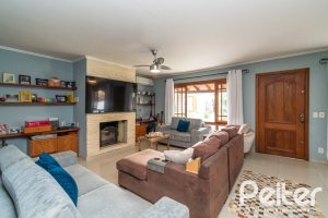 Casa à venda com 160m², 3 dormitórios, 1 suíte, 4 vagas, no bairro Ipanema / Imperial Parque em Porto Alegre