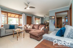 Casa à venda com 160m², 3 dormitórios, 1 suíte, 4 vagas, no bairro Ipanema / Imperial Parque em Porto Alegre