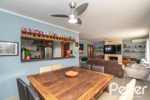 Casa à venda com 160m², 3 dormitórios, 1 suíte, 4 vagas, no bairro Ipanema / Imperial Parque em Porto Alegre