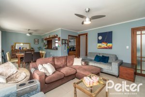 Casa à venda com 160m², 3 dormitórios, 1 suíte, 4 vagas, no bairro Ipanema / Imperial Parque em Porto Alegre