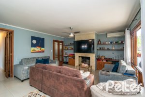 Casa à venda com 160m², 3 dormitórios, 1 suíte, 4 vagas, no bairro Ipanema / Imperial Parque em Porto Alegre