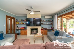 Casa à venda com 160m², 3 dormitórios, 1 suíte, 4 vagas, no bairro Ipanema / Imperial Parque em Porto Alegre