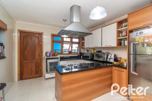 Casa à venda com 160m², 3 dormitórios, 1 suíte, 4 vagas, no bairro Ipanema / Imperial Parque em Porto Alegre