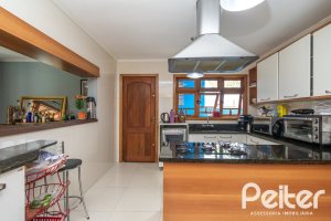 Casa à venda com 160m², 3 dormitórios, 1 suíte, 4 vagas, no bairro Ipanema / Imperial Parque em Porto Alegre