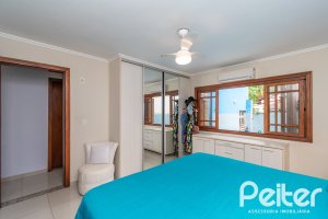 Casa à venda com 160m², 3 dormitórios, 1 suíte, 4 vagas, no bairro Ipanema / Imperial Parque em Porto Alegre