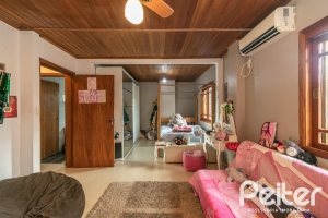 Casa à venda com 160m², 3 dormitórios, 1 suíte, 4 vagas, no bairro Ipanema / Imperial Parque em Porto Alegre