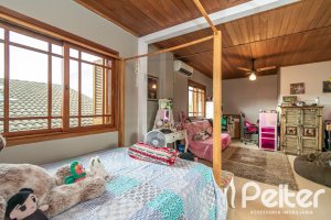 Casa à venda com 160m², 3 dormitórios, 1 suíte, 4 vagas, no bairro Ipanema / Imperial Parque em Porto Alegre