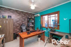 Casa à venda com 160m², 3 dormitórios, 1 suíte, 4 vagas, no bairro Ipanema / Imperial Parque em Porto Alegre