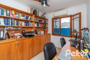 Casa à venda com 160m², 3 dormitórios, 1 suíte, 4 vagas, no bairro Ipanema / Imperial Parque em Porto Alegre