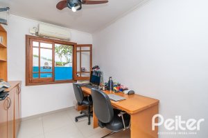 Casa à venda com 160m², 3 dormitórios, 1 suíte, 4 vagas, no bairro Ipanema / Imperial Parque em Porto Alegre