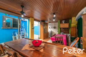 Casa à venda com 160m², 3 dormitórios, 1 suíte, 4 vagas, no bairro Ipanema / Imperial Parque em Porto Alegre