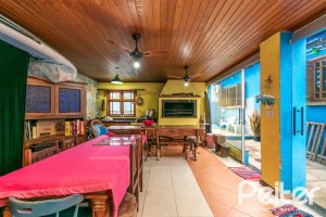 Casa à venda com 160m², 3 dormitórios, 1 suíte, 4 vagas, no bairro Ipanema / Imperial Parque em Porto Alegre