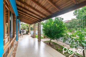 Casa à venda com 160m², 3 dormitórios, 1 suíte, 4 vagas, no bairro Ipanema / Imperial Parque em Porto Alegre