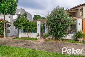 Casa à venda com 160m², 3 dormitórios, 1 suíte, 4 vagas, no bairro Ipanema / Imperial Parque em Porto Alegre
