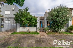 Casa à venda com 160m², 3 dormitórios, 1 suíte, 4 vagas, no bairro Ipanema / Imperial Parque em Porto Alegre