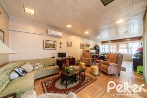 Casa à venda com 190m², 3 dormitórios, 2 vagas, no bairro Menino Deus em Porto Alegre