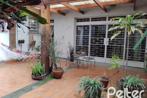 Casa à venda com 190m², 3 dormitórios, 2 vagas, no bairro Menino Deus em Porto Alegre