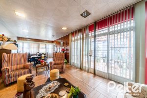 Casa à venda com 190m², 3 dormitórios, 2 vagas, no bairro Menino Deus em Porto Alegre