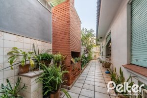 Casa à venda com 190m², 3 dormitórios, 2 vagas, no bairro Menino Deus em Porto Alegre