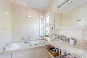 Casa à venda com 286m², 3 dormitórios, 2 suítes, 3 vagas, no bairro Vila Conceição em Porto Alegre