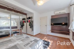 Casa à venda com 286m², 3 dormitórios, 2 suítes, 3 vagas, no bairro Vila Conceição em Porto Alegre