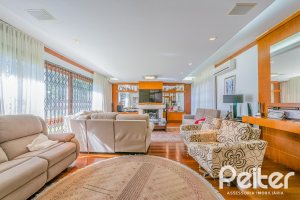 Casa à venda com 221m², 4 dormitórios, 1 suíte, 2 vagas, no bairro Vila Assunção em Porto Alegre