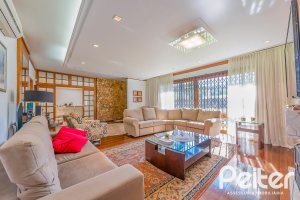 Casa à venda com 221m², 4 dormitórios, 1 suíte, 2 vagas, no bairro Vila Assunção em Porto Alegre