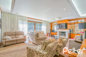 Casa à venda com 221m², 4 dormitórios, 1 suíte, 2 vagas, no bairro Vila Assunção em Porto Alegre