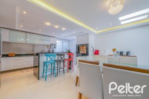 Casa à venda com 221m², 4 dormitórios, 1 suíte, 2 vagas, no bairro Vila Assunção em Porto Alegre