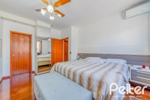 Casa à venda com 221m², 4 dormitórios, 1 suíte, 2 vagas, no bairro Vila Assunção em Porto Alegre