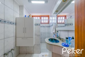 Casa à venda com 221m², 4 dormitórios, 1 suíte, 2 vagas, no bairro Vila Assunção em Porto Alegre