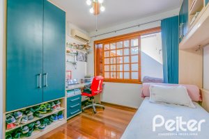 Casa à venda com 221m², 4 dormitórios, 1 suíte, 2 vagas, no bairro Vila Assunção em Porto Alegre