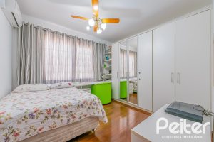 Casa à venda com 221m², 4 dormitórios, 1 suíte, 2 vagas, no bairro Vila Assunção em Porto Alegre