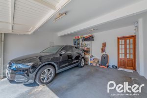 Casa à venda com 221m², 4 dormitórios, 1 suíte, 2 vagas, no bairro Vila Assunção em Porto Alegre