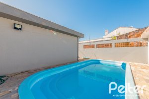 Casa à venda com 221m², 4 dormitórios, 1 suíte, 2 vagas, no bairro Vila Assunção em Porto Alegre