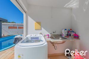 Casa à venda com 221m², 4 dormitórios, 1 suíte, 2 vagas, no bairro Vila Assunção em Porto Alegre