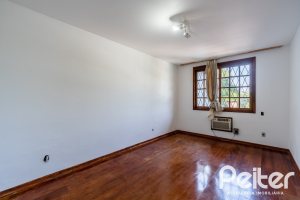 Casa à venda com 210m², 3 dormitórios, 1 suíte, 3 vagas, no bairro Camaquã em Porto Alegre