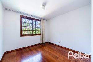 Casa à venda com 210m², 3 dormitórios, 1 suíte, 3 vagas, no bairro Camaquã em Porto Alegre