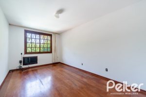 Casa à venda com 210m², 3 dormitórios, 1 suíte, 3 vagas, no bairro Camaquã em Porto Alegre
