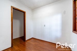 Casa à venda com 210m², 3 dormitórios, 1 suíte, 3 vagas, no bairro Camaquã em Porto Alegre