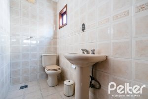 Casa à venda com 210m², 3 dormitórios, 1 suíte, 3 vagas, no bairro Camaquã em Porto Alegre